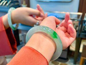 How jadeite jewelry enhances skin tone and style