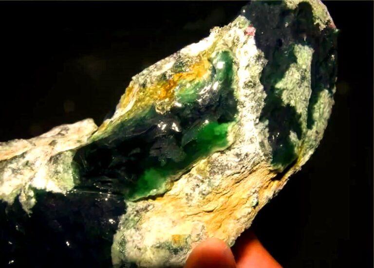 Omphacite jade under reflected (black) vs transmitted (green) light – Virtucasa Lab