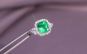 Natural Colombian emerald ring in 18K gold | VirtuCasa luxury gemstone jewelry