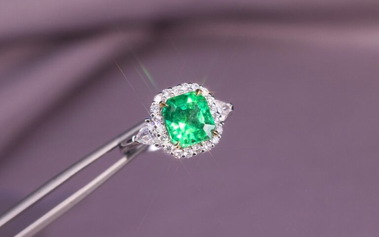 Natural Colombian emerald ring in 18K gold | VirtuCasa luxury gemstone jewelry
