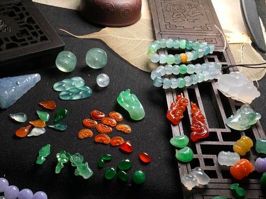 Natural Burmese jadeite necklace with emerald-green cabochon