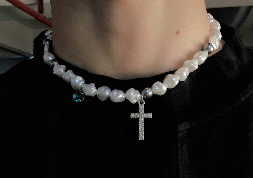 Pearl necklace restringing: Silk thread vs. modern synthetics