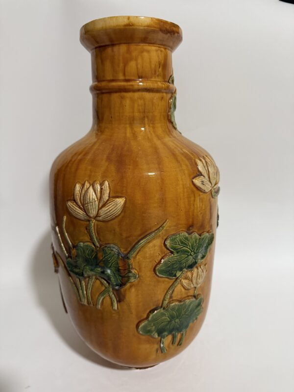 Qing Dynasty Plain Three-Color Stacked Lotus Appreciation Vase - Image 2