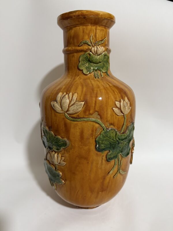 Qing Dynasty Plain Three-Color Stacked Lotus Appreciation Vase - Image 3