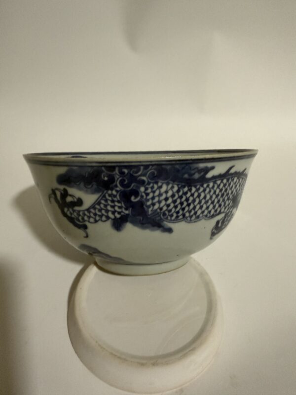 Large Bowl with Over-the-Wall Dragon Pattern from the Qianlong Reign of the Qing Dynasty - Image 3