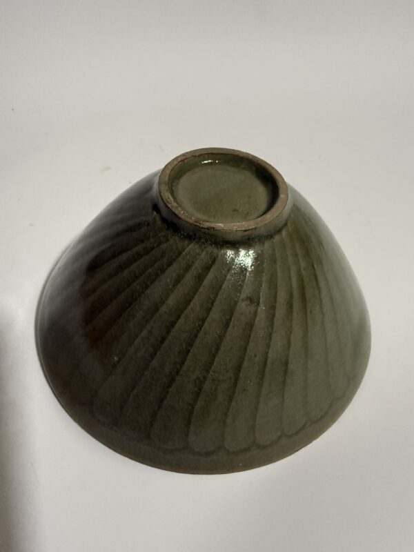 Song Dynasty Yaozhou Kiln Celadon Bowl with Carved Chrysanthemum Patterns - Image 4