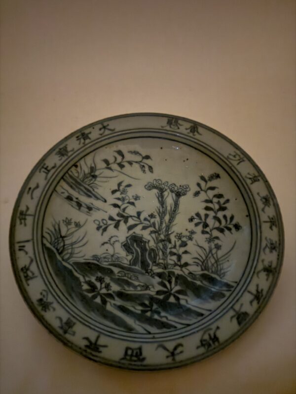 Qing Dynasty Yongzheng Blue-and-White Dish with Blue Glaze - A Classic Piece from Folk Kilns - Image 4