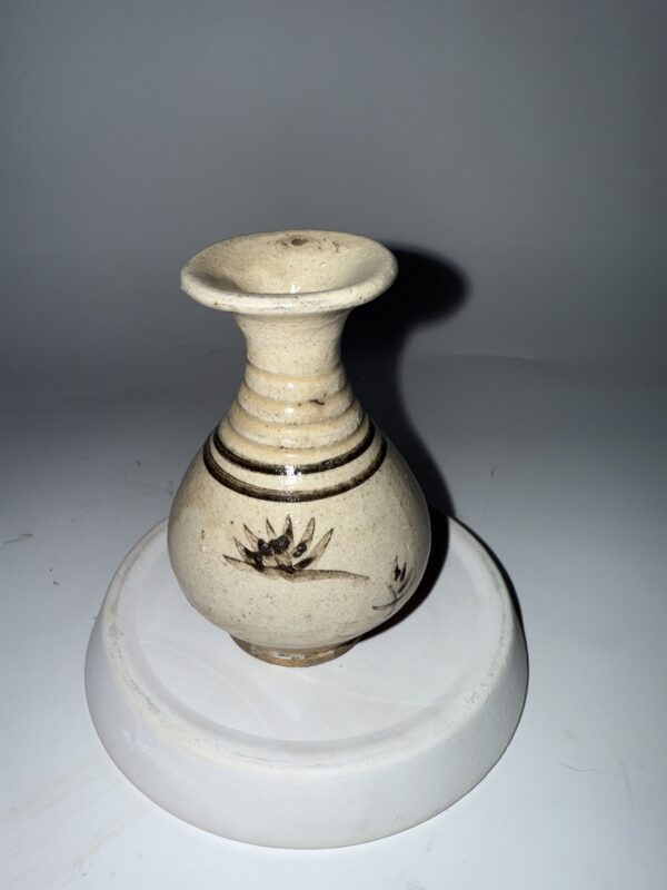 White-glazed Black-painted Lotus-patterned Yuhuchun Bottle from the Dangyangyu Kiln of the Song Dynasty - Image 3