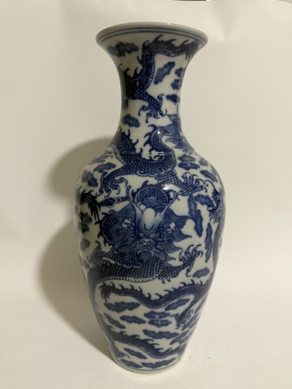 Qing Kangxi Blue-and-White Dragon Pattern Appreciation Vase - A Treasured Piece from the Imperial Kiln - Image 2