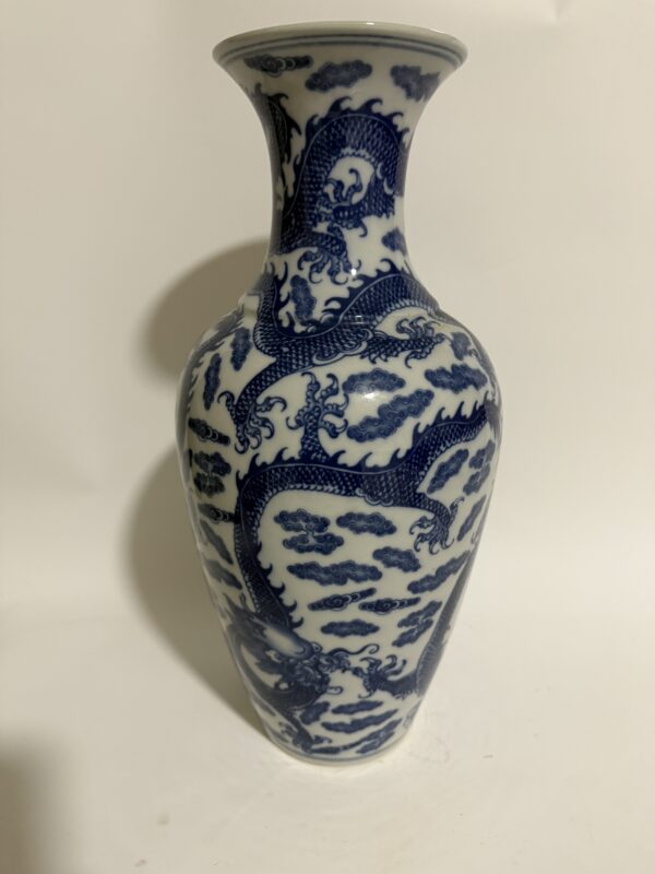 Qing Kangxi Blue-and-White Dragon Pattern Appreciation Vase - A Treasured Piece from the Imperial Kiln - Image 3