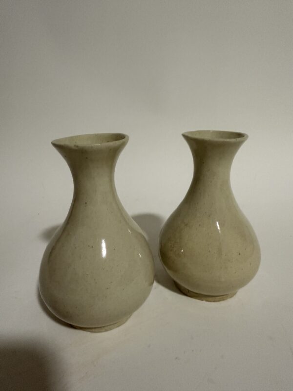 A Pair of White Glazed Yuhuchun Vases from the Song Dynasty - Image 3