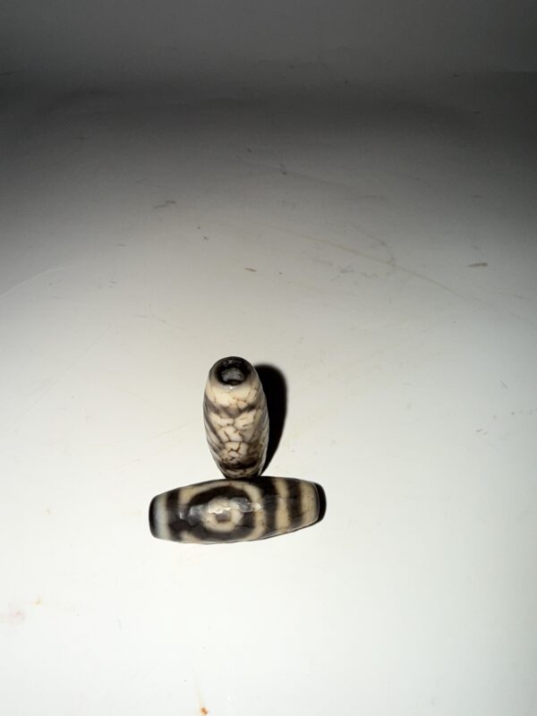 A Pair of Two - Eyed Dzi Beads from the Ming Dynasty - Image 4