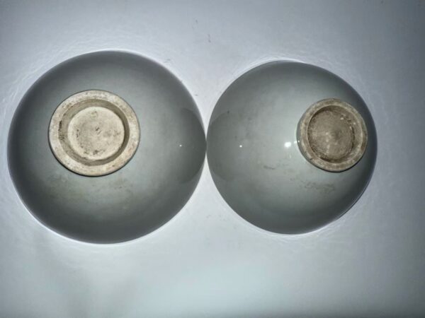 A Pair of Early Ming Dynasty Porcelain Wans in the Fushou Style - Image 4