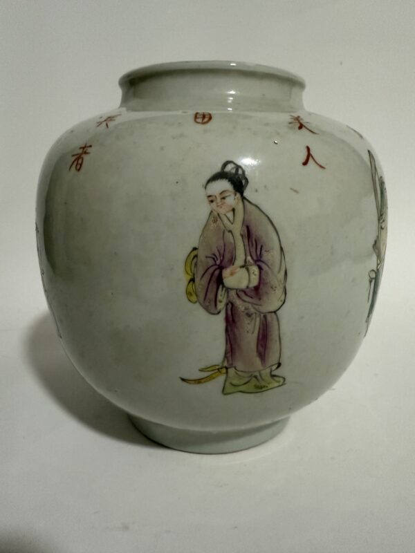 Famille Rose Porcelain Jar with "Peerless Gallery" Figures from the Tongzhi Reign of the Qing Dynasty - Image 3