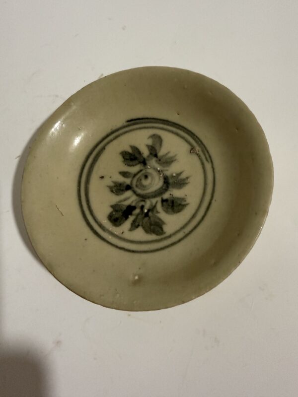 Ming Dynasty Blue-and-White Porcelain Plate with Floral Patterns - Image 3