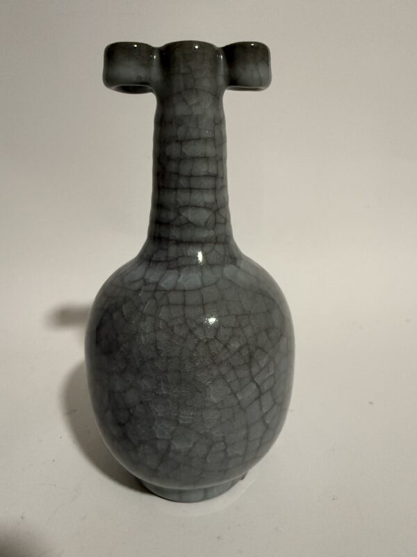 Qing Dynasty Ge Kiln Folding-Shoulder Paper Hammer Bottle - Image 3