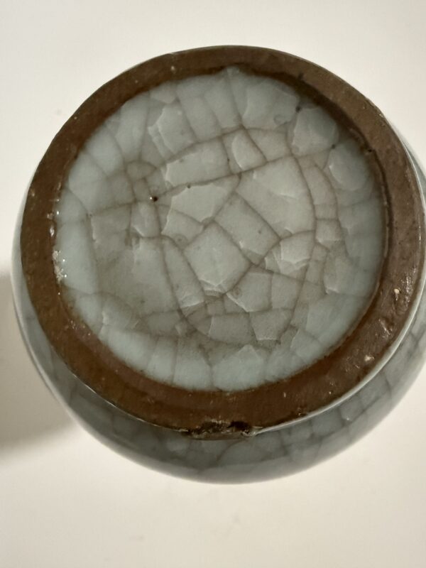 Qing Dynasty Ge Kiln Folding-Shoulder Paper Hammer Bottle - Image 2